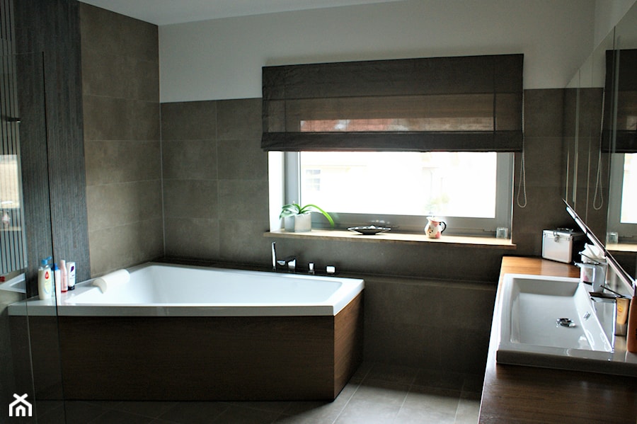 Rolety rzymskie - Średnia z lustrem łazienka z oknem, styl minimalistyczny - zdjęcie od piekneokno