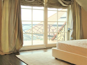 Firany, zasłony - Mała beżowa sypialnia na poddaszu z balkonem / tarasem, styl tradycyjny - zdjęcie od piekneokno