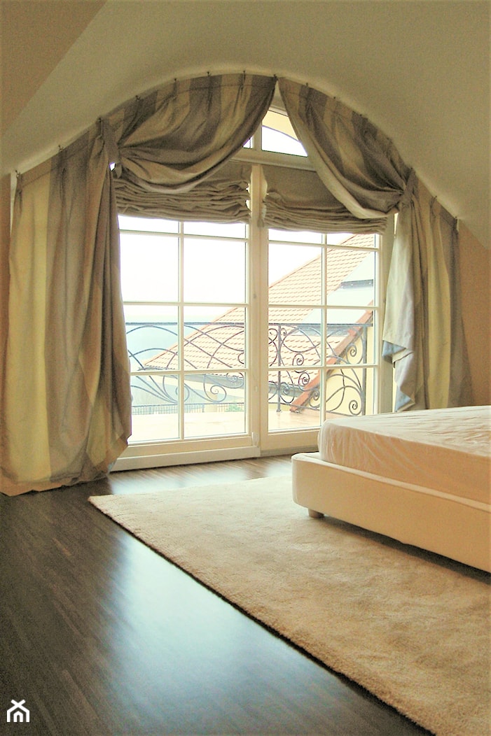 Firany, zasłony - Mała beżowa sypialnia na poddaszu z balkonem / tarasem, styl tradycyjny - zdjęcie od piekneokno - Homebook