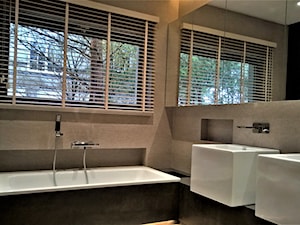 Żaluzje drewnianie - Mała z lustrem z dwoma umywalkami z punktowym oświetleniem łazienka z oknem, styl nowoczesny - zdjęcie od piekneokno