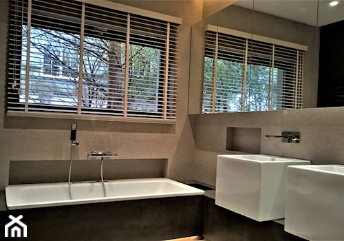 Żaluzje drewnianie - Mała z lustrem z dwoma umywalkami z punktowym oświetleniem łazienka z oknem, styl nowoczesny - zdjęcie od piekneokno