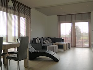 Żaluzje drewnianie - Średni beżowy salon z jadalnią z tarasem / balkonem, styl minimalistyczny - zdjęcie od piekneokno