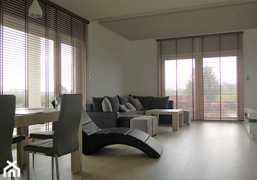 Żaluzje drewnianie - Średni beżowy salon z jadalnią z tarasem / balkonem, styl minimalistyczny - zdjęcie od piekneokno