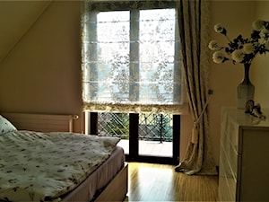 Firany, zasłony - Średnia szara sypialnia na poddaszu, styl prowansalski - zdjęcie od piekneokno