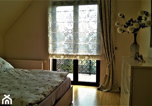 Firany, zasłony - Średnia szara sypialnia na poddaszu, styl prowansalski - zdjęcie od piekneokno