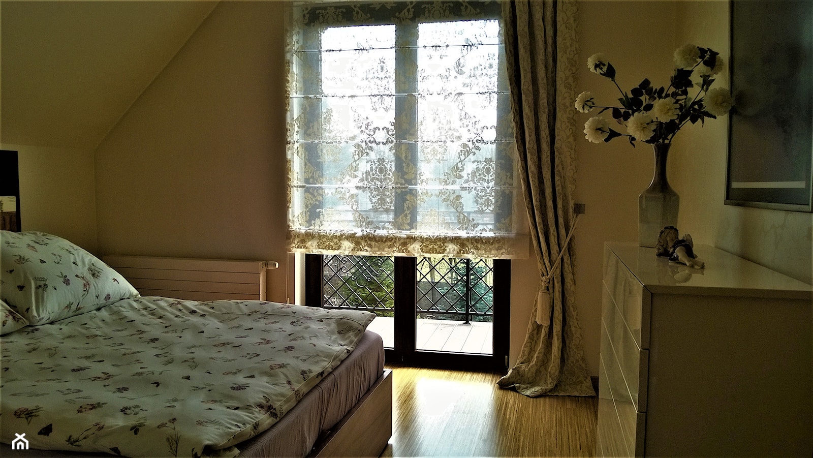 Firany, zasłony - Średnia szara sypialnia na poddaszu, styl prowansalski - zdjęcie od piekneokno - Homebook