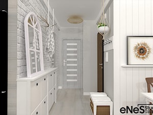 Mieszkanie na Wrocławskich Krzykach - Średni z wieszakiem biały szary hol / przedpokój, styl prowansalski - zdjęcie od Enes Studio Projektowanie wnętrz & meble