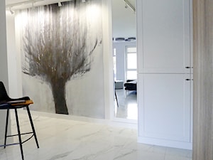 PROJEKT MIESZKANIA - Średni biały szary z marmurem na podłodze hol / przedpokój, styl nowoczesny - zdjęcie od DoarteConcept
