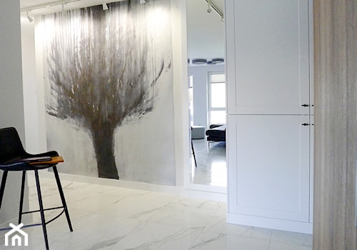 PROJEKT MIESZKANIA - Średni biały szary z marmurem na podłodze hol / przedpokój, styl nowoczesny - zdjęcie od DoarteConcept