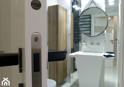 PROJEKT MIESZKANIA - Mała bez okna z lustrem z marmurową podłogą łazienka, styl nowoczesny - zdjęcie od DoarteConcept