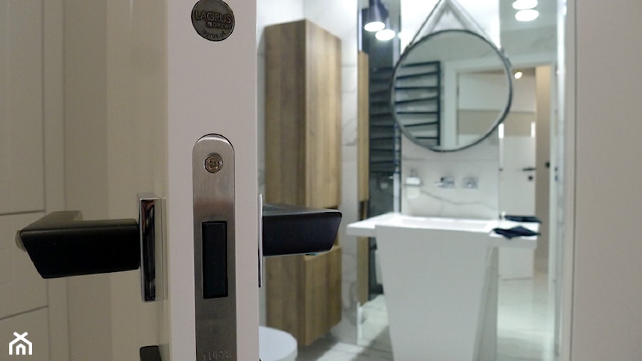 PROJEKT MIESZKANIA - Mała bez okna z lustrem z marmurową podłogą łazienka, styl nowoczesny - zdjęcie od DoarteConcept