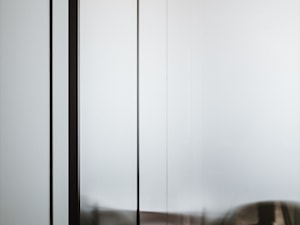 Apartamenty Kopernika 10 - Mała bez okna z lustrem łazienka, styl industrialny - zdjęcie od Marcelina Gronowska