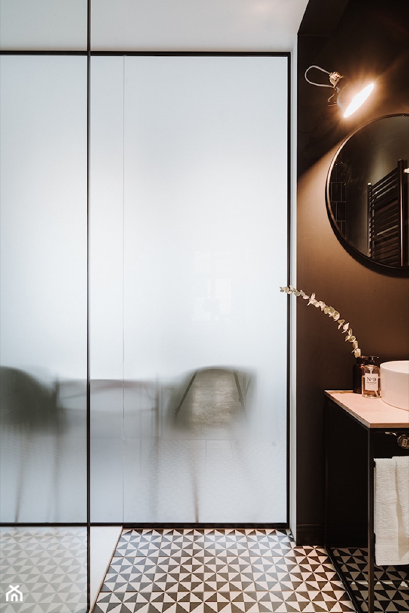 Apartamenty Kopernika 10 - Mała na poddaszu bez okna łazienka, styl industrialny - zdjęcie od Marcelina Gronowska