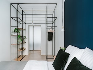 Apartamenty Kopernika 10 - Mała biała niebieska sypialnia, styl skandynawski - zdjęcie od Marcelina Gronowska