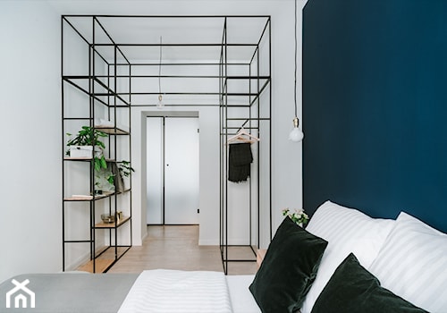 Apartamenty Kopernika 10 - Mała biała niebieska sypialnia, styl skandynawski - zdjęcie od Marcelina Gronowska