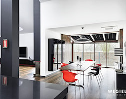 Dom pod Konstancinem - Średnia biała czarna jadalnia jako osobne pomieszczenie - zdjęcie od Węgiełek Architekci Wnętrz - Homebook