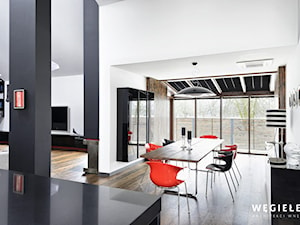 Dom pod Konstancinem - Średnia otwarta biała czarna jadalnia jako osobne pomieszczenie - zdjęcie od Węgiełek Architekci Wnętrz