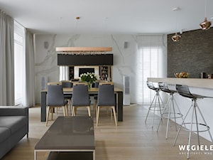 Salon z kuchnią - Mały czarny szary salon z jadalnią - zdjęcie od Węgiełek Architekci Wnętrz