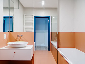 Apartamenty Twins - Mała na poddaszu bez okna z lustrem łazienka - zdjęcie od CECHOWNIA