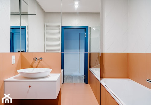Apartamenty Twins - Mała na poddaszu bez okna z lustrem łazienka - zdjęcie od CECHOWNIA
