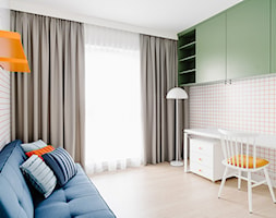 Apartamenty Twins - Małe w osobnym pomieszczeniu z sofą białe biuro - zdjęcie od CECHOWNIA - Homebook