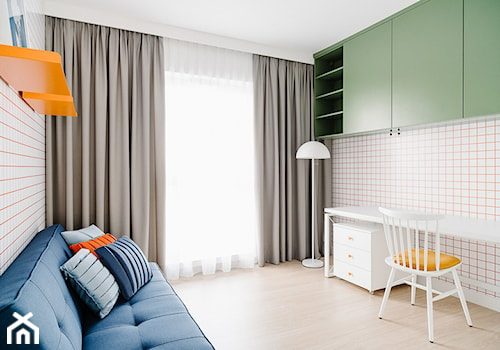 Apartamenty Twins - Małe w osobnym pomieszczeniu z sofą białe biuro - zdjęcie od CECHOWNIA