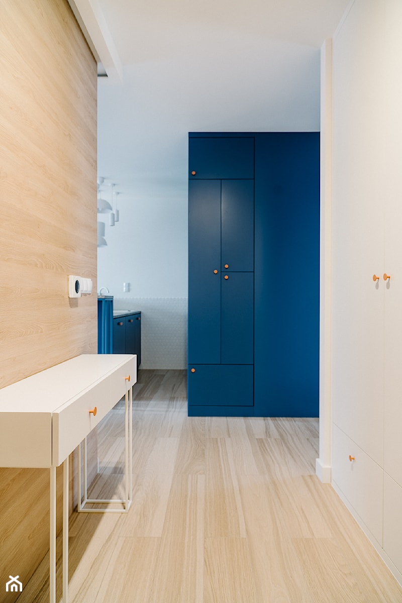 Apartamenty Twins - Średni beżowy biały niebieski hol / przedpokój - zdjęcie od CECHOWNIA