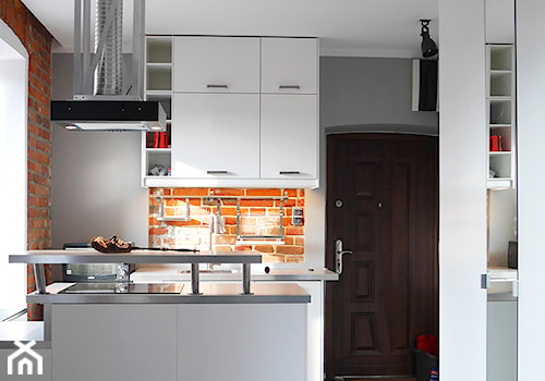 Mieszkanie 20m2 - Średnia otwarta szara z zabudowaną lodówką kuchnia w kształcie litery u z oknem z marmurową podłogą, styl industrialny - zdjęcie od TABULA Studio | Architektura | Wnętrza | Rewitalizacja | Design