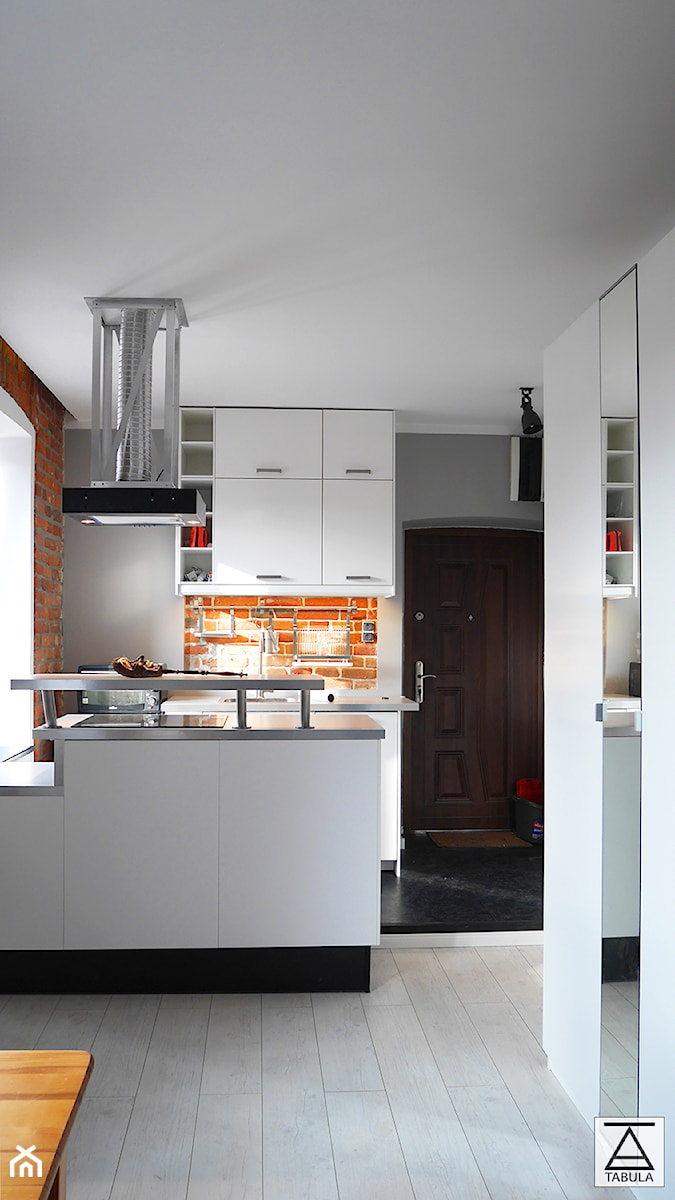 Mieszkanie 20m2 - Średnia otwarta szara z zabudowaną lodówką kuchnia w kształcie litery u z oknem z marmurową podłogą, styl industrialny - zdjęcie od TABULA Studio | Architektura | Wnętrza | Rewitalizacja | Design