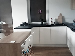 Średnia otwarta z salonem z zabudowaną lodówką z podblatowym zlewozmywakiem kuchnia w kształcie litery l, styl skandynawski - zdjęcie od LaurittaS