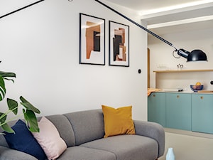 Mikromieszkanie - Mały biały salon z kuchnią, styl nowoczesny - zdjęcie od INTERURBAN architektura i wnętrza