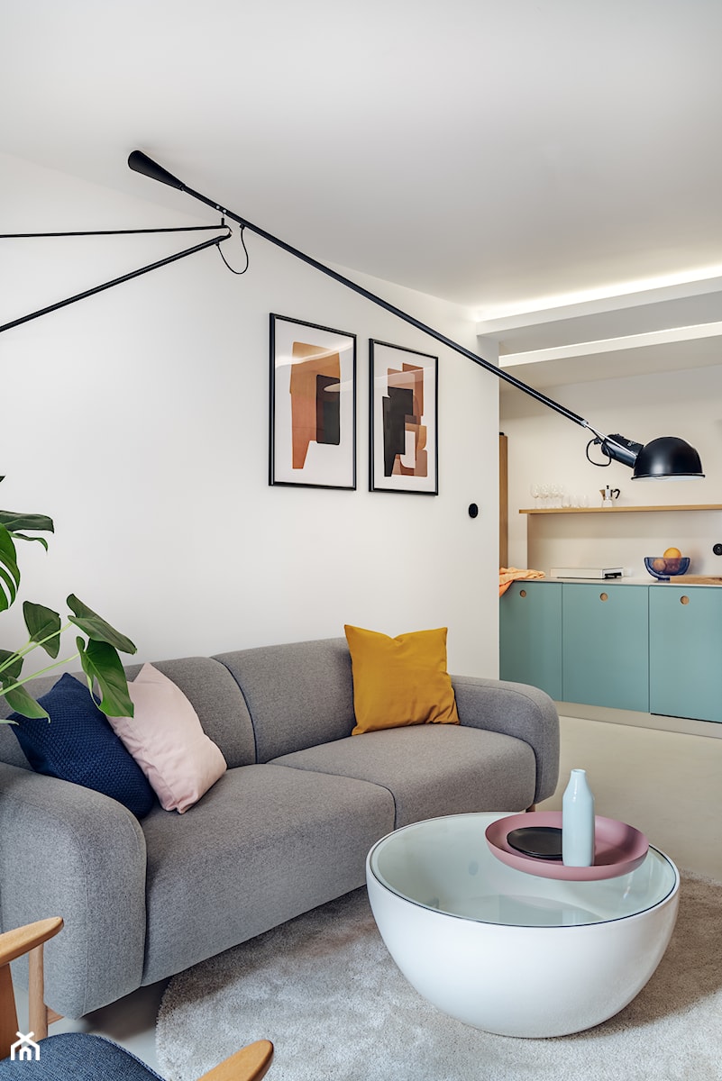 Mikromieszkanie - Mały biały salon z kuchnią, styl nowoczesny - zdjęcie od INTERURBAN architektura i wnętrza