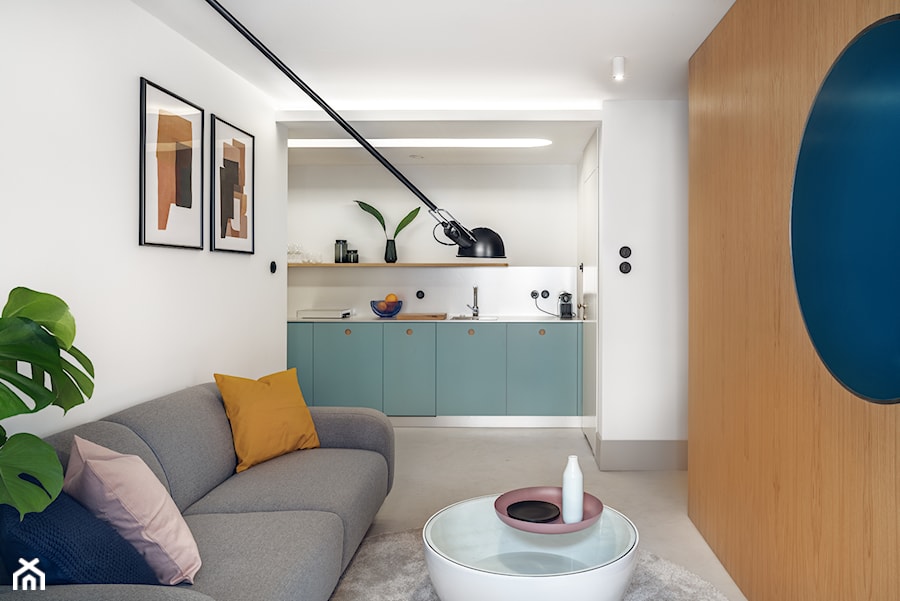 Mikromieszkanie - Mały biały brązowy salon z kuchnią, styl nowoczesny - zdjęcie od INTERURBAN architektura i wnętrza