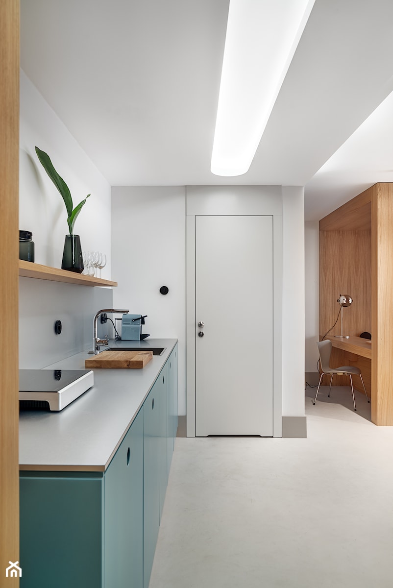 Mikromieszkanie - Mała otwarta z kamiennym blatem biała szara z lodówką wolnostojącą z nablatowym zlewozmywakiem kuchnia jednorzędowa, styl nowoczesny - zdjęcie od INTERURBAN architektura i wnętrza