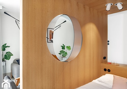 Mikromieszkanie - Mała biała sypialnia, styl nowoczesny - zdjęcie od INTERURBAN architektura i wnętrza