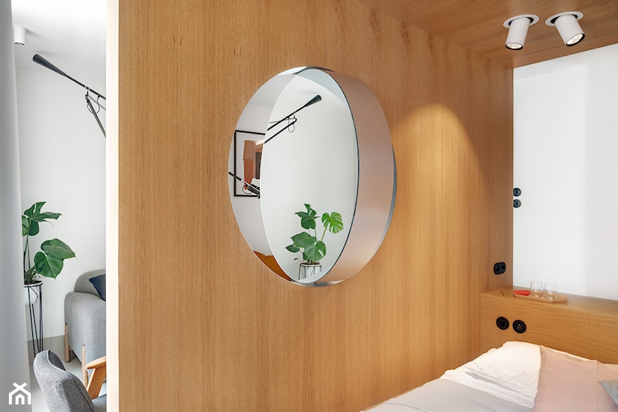Mikromieszkanie - Mała biała sypialnia, styl nowoczesny - zdjęcie od INTERURBAN architektura i wnętrza