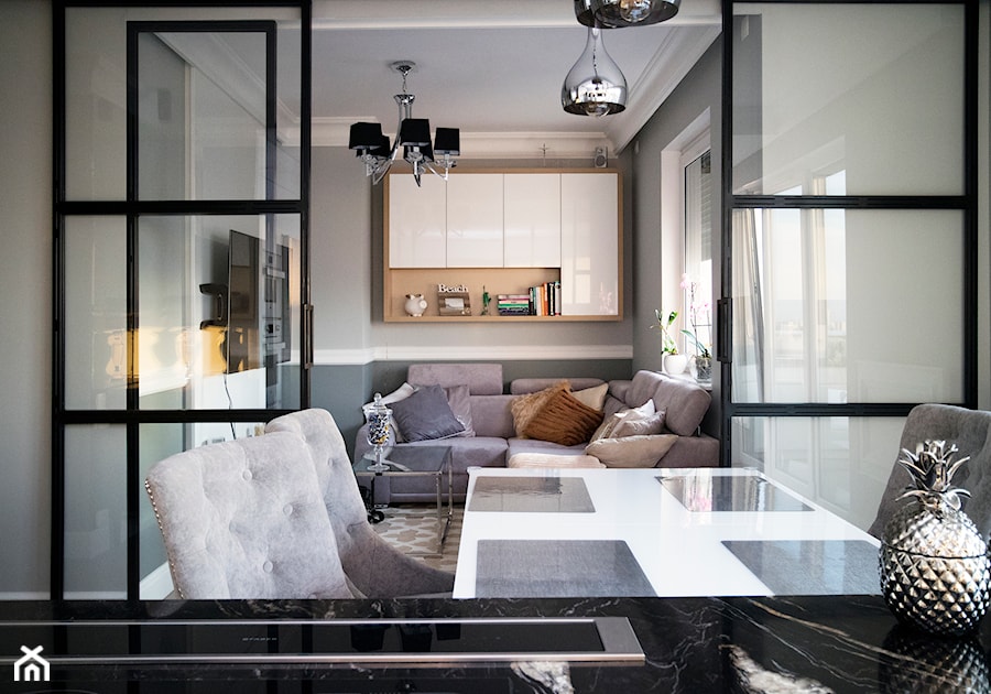 Mieszkanie w stylu glamour - Mała szara jadalnia w kuchni, styl glamour - zdjęcie od Biuro projektowe "Patio" Ewa Szymczak