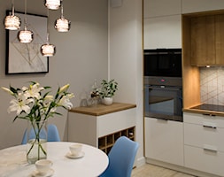 Mieszkanie na wynajem - Otwarta szara z zabudowaną lodówką kuchnia jednorzędowa, styl nowoczesny - zdjęcie od Biuro projektowe "Patio" Ewa Szymczak - Homebook