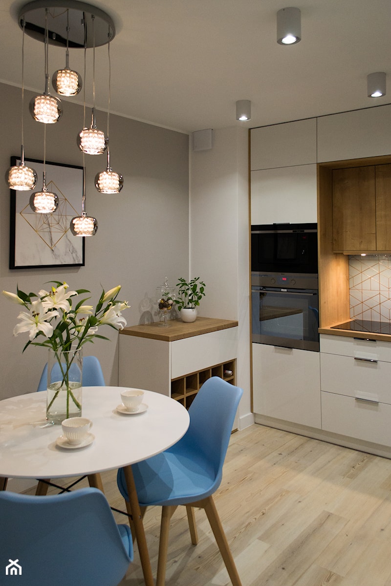 Mieszkanie na wynajem - Otwarta szara z zabudowaną lodówką kuchnia jednorzędowa, styl nowoczesny - zdjęcie od Biuro projektowe "Patio" Ewa Szymczak