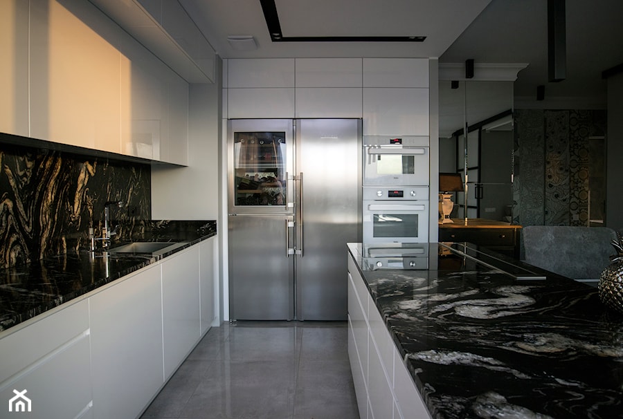 Mieszkanie w stylu glamour - Średnia otwarta biała czarna z zabudowaną lodówką z podblatowym zlewozmywakiem kuchnia w kształcie litery l z wyspą lub półwyspem, styl nowoczesny - zdjęcie od Biuro projektowe "Patio" Ewa Szymczak