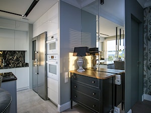 Mieszkanie w stylu glamour - Średnia otwarta czarna szara z zabudowaną lodówką z podblatowym zlewozmywakiem kuchnia w kształcie litery l z wyspą lub półwyspem z oknem, styl glamour - zdjęcie od Biuro projektowe "Patio" Ewa Szymczak