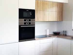 Biała kuchnia z drewnem - Średnia otwarta szara z zabudowaną lodówką kuchnia w kształcie litery u, styl nowoczesny - zdjęcie od Biuro projektowe "Patio" Ewa Szymczak