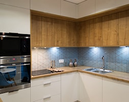 Mieszkanie na wynajem - Średnia zamknięta z zabudowaną lodówką z nablatowym zlewozmywakiem kuchnia ... - zdjęcie od Biuro projektowe "Patio" Ewa Szymczak - Homebook