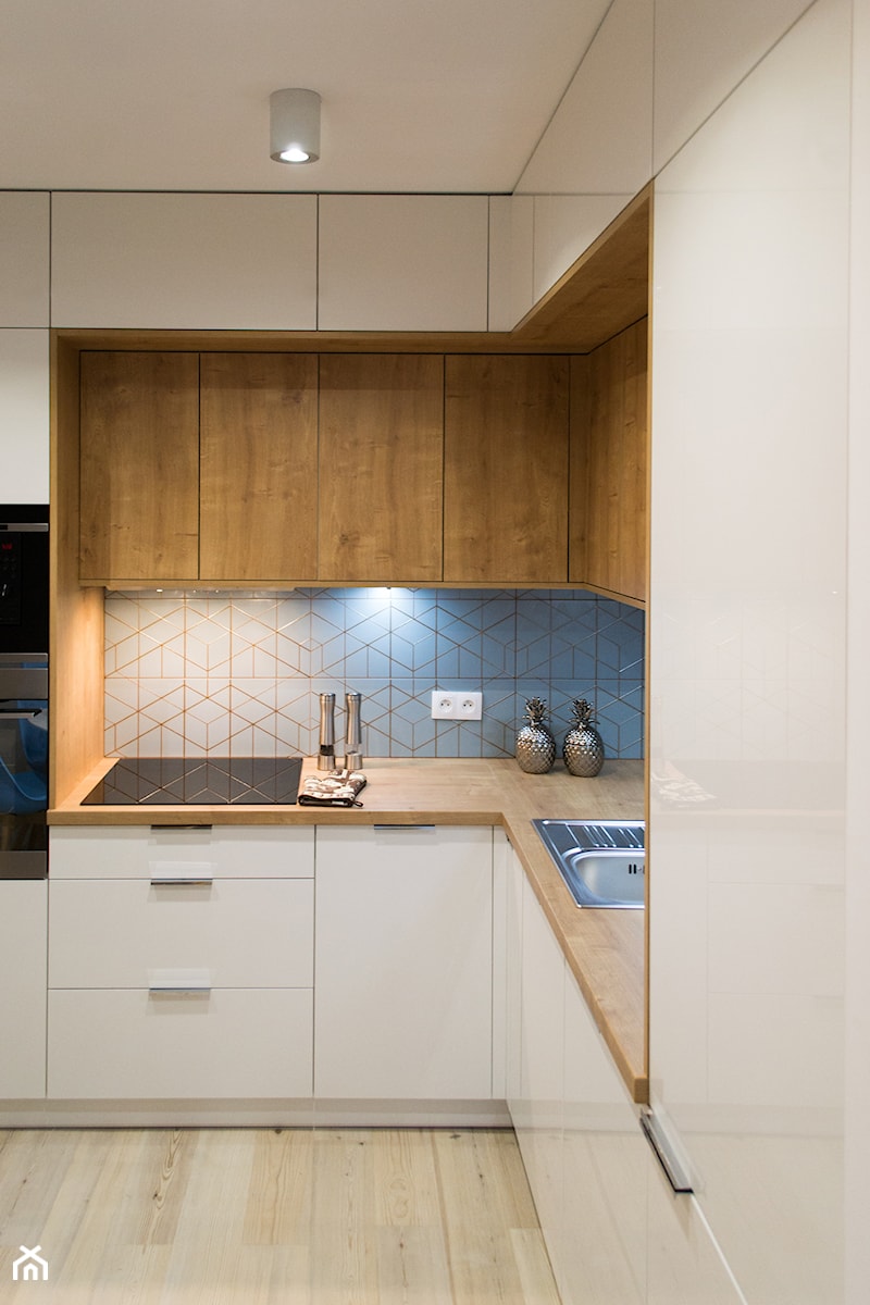 Mieszkanie na wynajem - Mała zamknięta szara z zabudowaną lodówką z nablatowym zlewozmywakiem kuchnia w kształcie litery l, styl nowoczesny - zdjęcie od Biuro projektowe "Patio" Ewa Szymczak