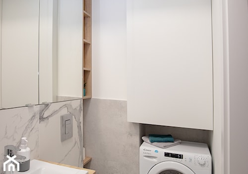 Kawalerka 25 m2 - Mała bez okna z pralką / suszarką z lustrem z punktowym oświetleniem łazienka - zdjęcie od Biuro projektowe "Patio" Ewa Szymczak