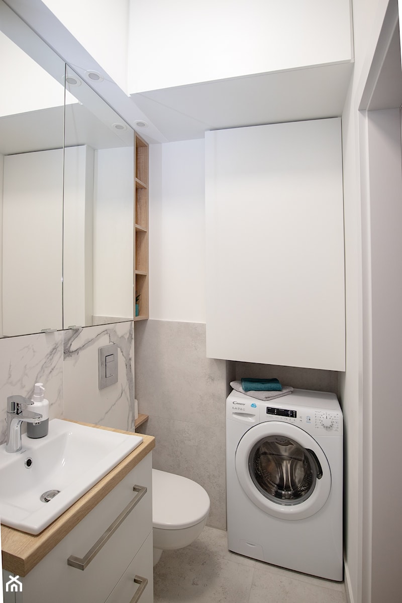 Kawalerka 25 m2 - Mała bez okna z pralką / suszarką z lustrem z punktowym oświetleniem łazienka - zdjęcie od Biuro projektowe "Patio" Ewa Szymczak