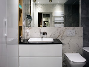 Mieszkanie w stylu glamour - Mała bez okna z lustrem z marmurową podłogą z punktowym oświetleniem łazienka, styl nowoczesny - zdjęcie od Biuro projektowe "Patio" Ewa Szymczak