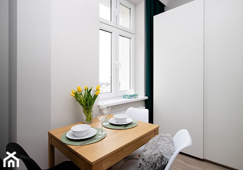 Kawalerka 25 m2 - Mała szara jadalnia jako osobne pomieszczenie - zdjęcie od Biuro projektowe "Patio" Ewa Szymczak