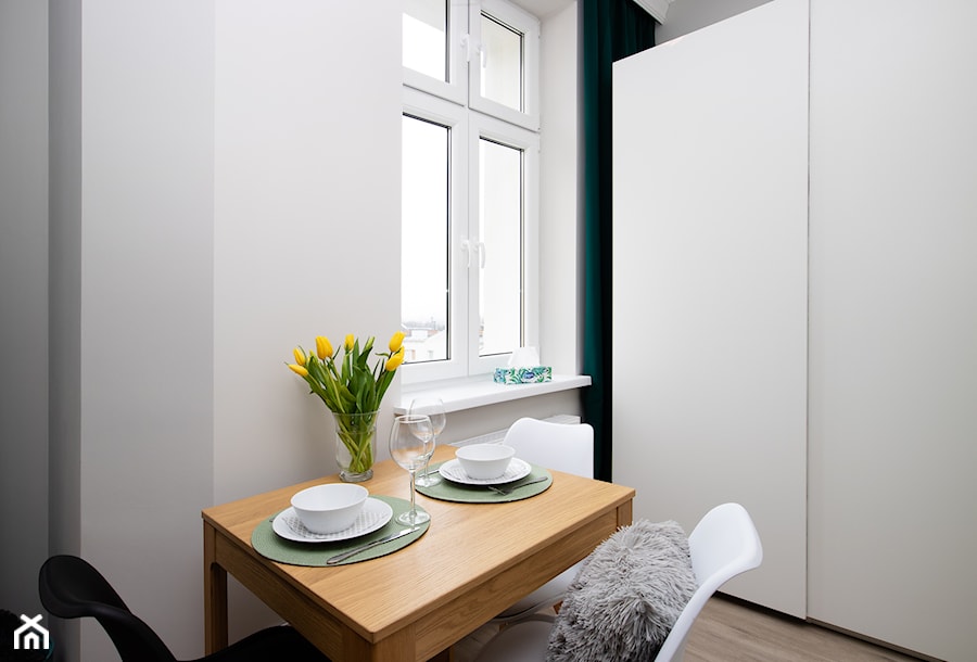 Kawalerka 25 m2 - Mała szara jadalnia jako osobne pomieszczenie - zdjęcie od Biuro projektowe "Patio" Ewa Szymczak