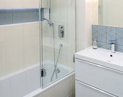 Mieszkanie na wynajem - Mała bez okna z lustrem z marmurową podłogą łazienka, styl nowoczesny - zdjęcie od Biuro projektowe "Patio" Ewa Szymczak - Homebook